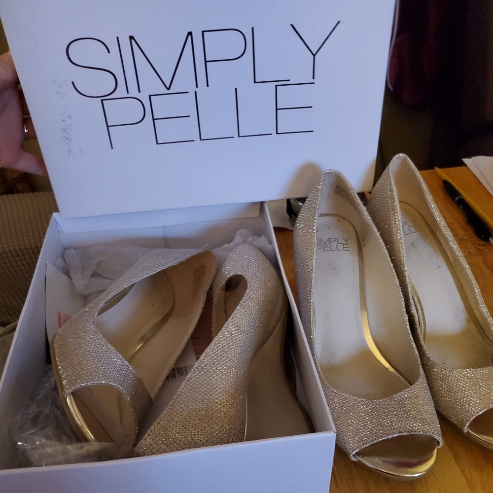 SIMPLY PELLE WEDGE: METALLIC GOLD
